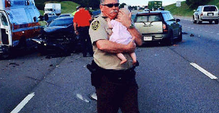 Fotografija policajca koji drži bebu na mjestu nesreće osvojila internet