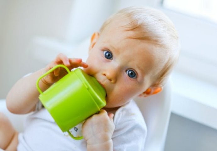 Nahraniti bebu nikada nije bilo lakše: Ova mama je pronašla genijalan način! 