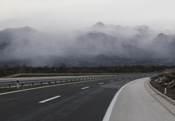 Saobraća se po vlažnim i skliskim cestama