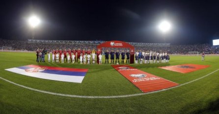 MALO I ZDRAVOG RAZUMA Fotografija Albanke i Srpkinje sa zastavama oduševila mnoge!