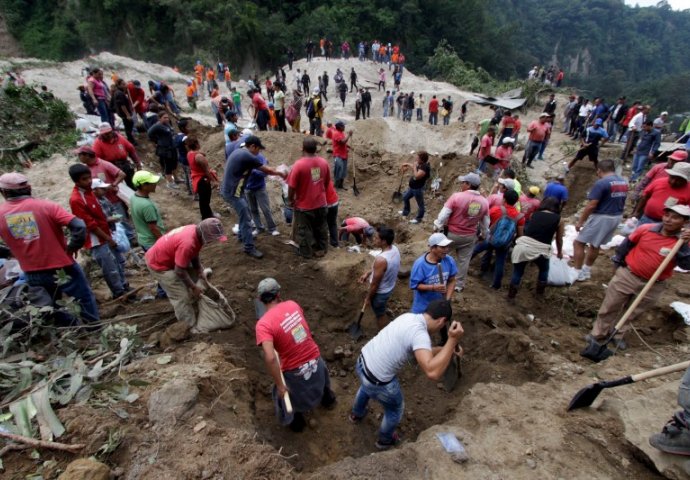 Nakon klizišta izvučeno najmanje 220 tijela, a 350 osoba se vodi kao nestalo