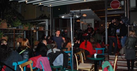 I pored kiše, hiljade ljudi u centru Prištine prate utakmicu Albanija-Srbija