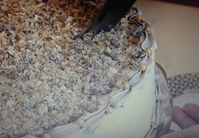 (VIDEO) KOMBINACIJA IZ SNOVA: Čokoladna torta sa plazma keksom