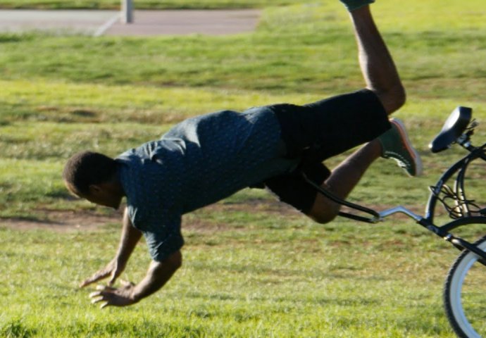 Htjeli su da ukradu bicikl, ali nisu ni mogli slutiti da će im se ovo desiti! (VIDEO)