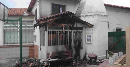 Skrnavljenje džamije: Na vratima ispisan grafit „Van, Turci“