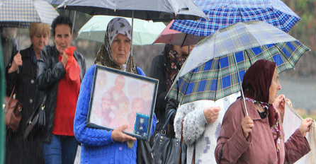 Tuzla: Održan protest "Žena Srebrenice" u znak sjećanja na 11. juli 1995.