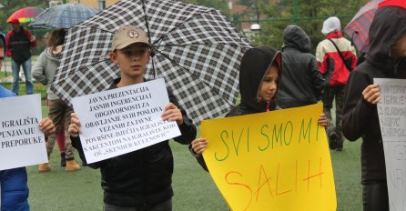 (FOTO) Kiša nije omela proteste za malog Pačariz Saliha 