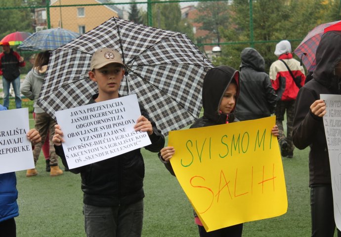 (FOTO) Kiša nije omela proteste za malog Pačariz Saliha 