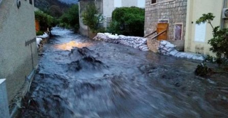 Oluja u Hrvatskoj: Nezapamćeni odroni i poplave na Pelješcu (VIDEO) 