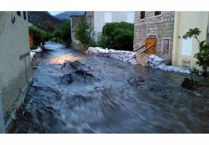 Oluja u Hrvatskoj: Nezapamćeni odroni i poplave na Pelješcu (VIDEO) 