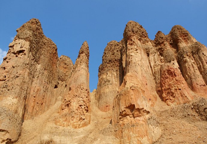 Sand pyramids, Foča