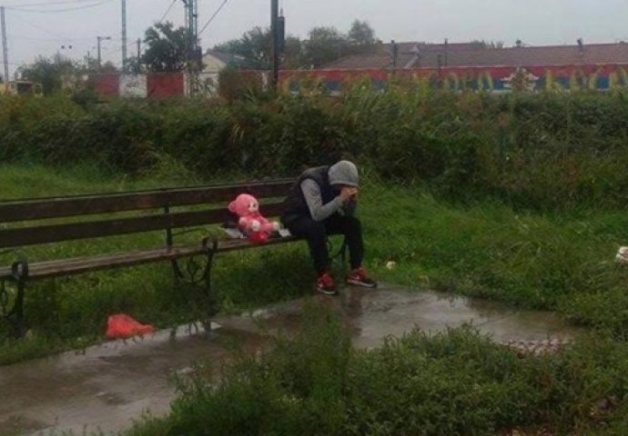 O SLICI OVOG MLADIĆA PRIČA SRBIJA: Saznajte zašto sjedi na klupi sa plišanim medom! 