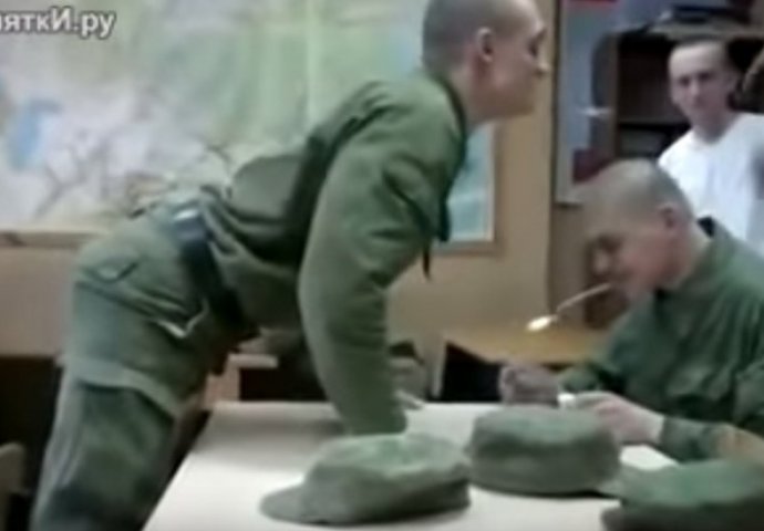 Video koji će vas nasmijati: Vojnici drže kašike u zubima i udaraju se po glavi!