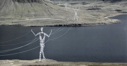 Arhitekti pretvorili dosadne električne stubove u statue ljudskog oblika