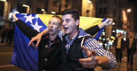 Sarajlije na ulicama proslavljaju plasman reprezentacije BiH u baraž za EURO