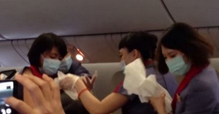 Drama u avionu - Rodila bebu u toku leta (VIDEO)