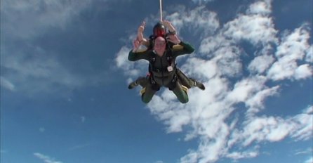 (VIDEO) Nikada nije kasno: Dedica skočio padobranom u 92. godini