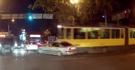 Sudar kao u filmskoj sceni: Tramvaj udario 14 automobila (VIDEO)
