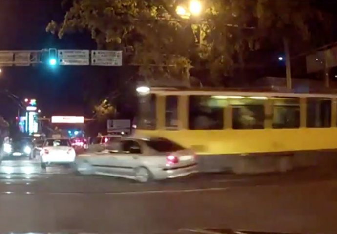 Sudar kao u filmskoj sceni: Tramvaj udario 14 automobila (VIDEO)