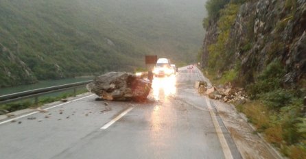  Ogromna stijena pala na cestu Sarajevo - Mostar