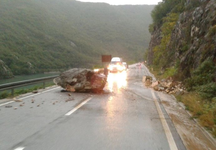  Ogromna stijena pala na cestu Sarajevo - Mostar