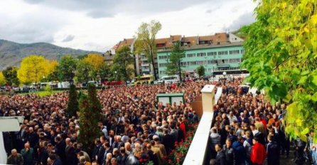 Kakanj zavijen u tugu: Hiljade ljudi na posljednjem ispraćaju rudara (FOTO)