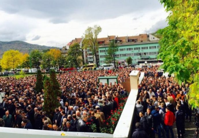 Kakanj zavijen u tugu: Hiljade ljudi na posljednjem ispraćaju rudara (FOTO)