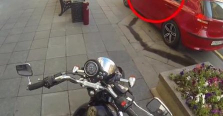 (VIDEO) Bacali su smeće na ulicu, a onda se pojavio ovaj motorista i bukvalno im prosuo lekciju u lice