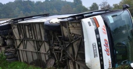 Autobus sletio s ceste i prevrnuo se:  Među putnicima bilo i djece! 