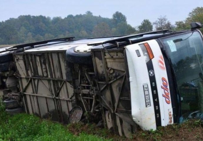 Autobus sletio s ceste i prevrnuo se:  Među putnicima bilo i djece! 