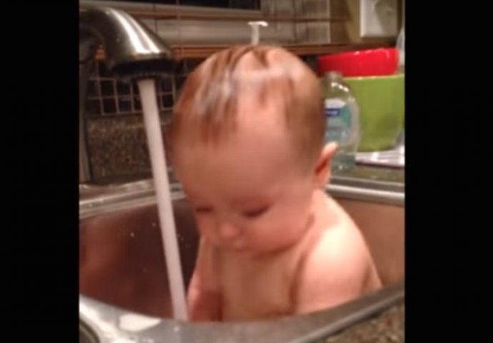 Ova beba se ne prestaje čuditi tekućoj vodi! (VIDEO)