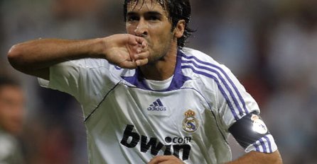 FUDBALSKE ZASTAVE SPUŠTENE NA POLA KOPLJA Oprašta se jedan od najvećih napadača u istoriji