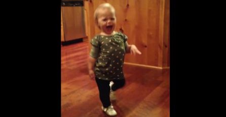 PRESLATKA JE -  Imitira trudnički hod svoje mame  (VIDEO)