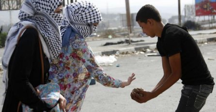 Palestinke pokrenule intifadu noževima i kamenicama