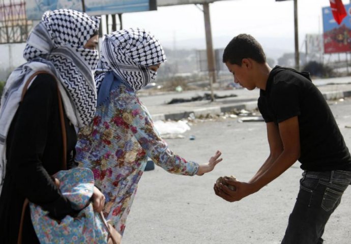 Palestinke pokrenule intifadu noževima i kamenicama