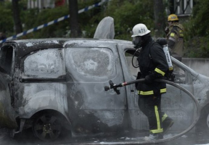 STOCKHOLM U PLAMENU: Sve veći neredi, migranti zapalili stotine automobila