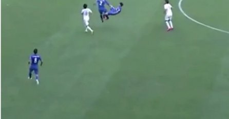 (VIDEO) Stravično: Fudbaler teško povrijedio saigrača kung fu udarcem