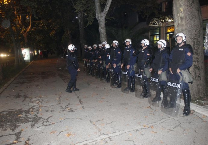 Haos u Podgorici: Policija se sukobila sa demonstrantima, pristalicama DF-a