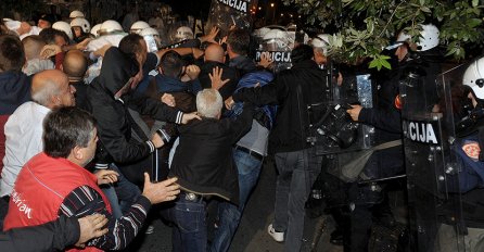 Protesti prekinuti do sutra, zakazana vanredna sjednica, privedeni novinari