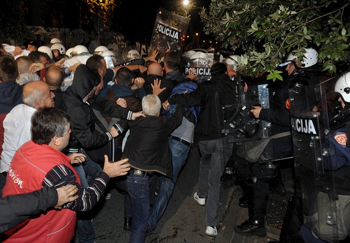 Protesti prekinuti do sutra, zakazana vanredna sjednica, privedeni novinari