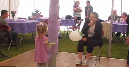 Srce da pukne: Djevojčica pjesmom daje podršku majci koja ima rak (VIDEO)