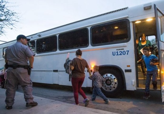 U prevrtanju autobusa povrijeđeno 30 osoba, vozač pobjegao sa mjesta nesreće