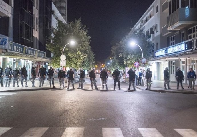 Kamenice, flaše, suzavci: U Podgorici uhapšeno 15 osoba,  četiri policajca povrijeđena