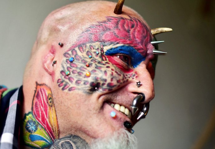 Odvratno ili? Ovaj čovjek je uklonio uši da bi ličio na papagaja (FOTO)