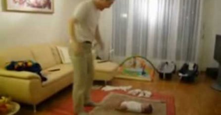 NEODOLJIVO - Ovaj tata svaku noć ima ritual na svojim blizancima (VIDEO)
