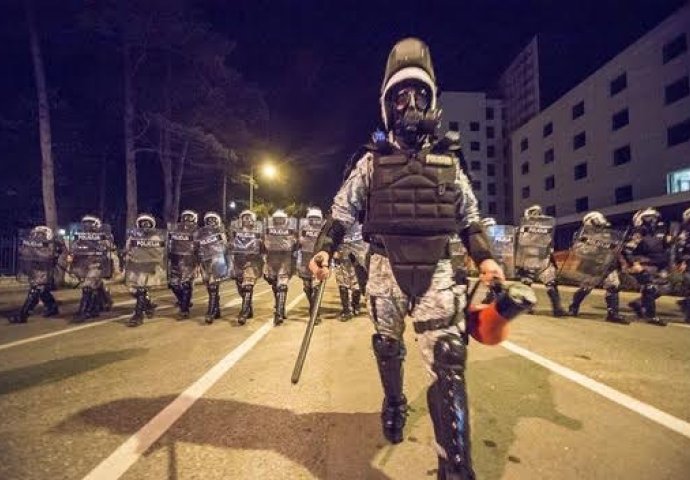 Oko 100 ljudi na protestu podrške demonstracijama u Crnoj Gori