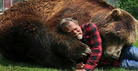On  već 40 godina trenira medvjede za filmove i s njima  je nerazdvojan (FOTO)