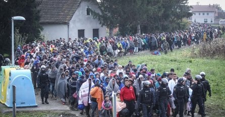 Kolona izbjeglica pješači šest kilometara do prihvatnog centra