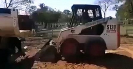 Kada vidite kako je ovaj građevinski radnik parkirao bager na kamion ostat ćete bez teksta! (VIDEO) 