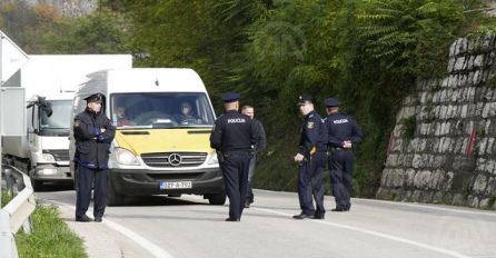 Radnici blokirali saobraćaj na cesti Jajce - Donji Vakuf